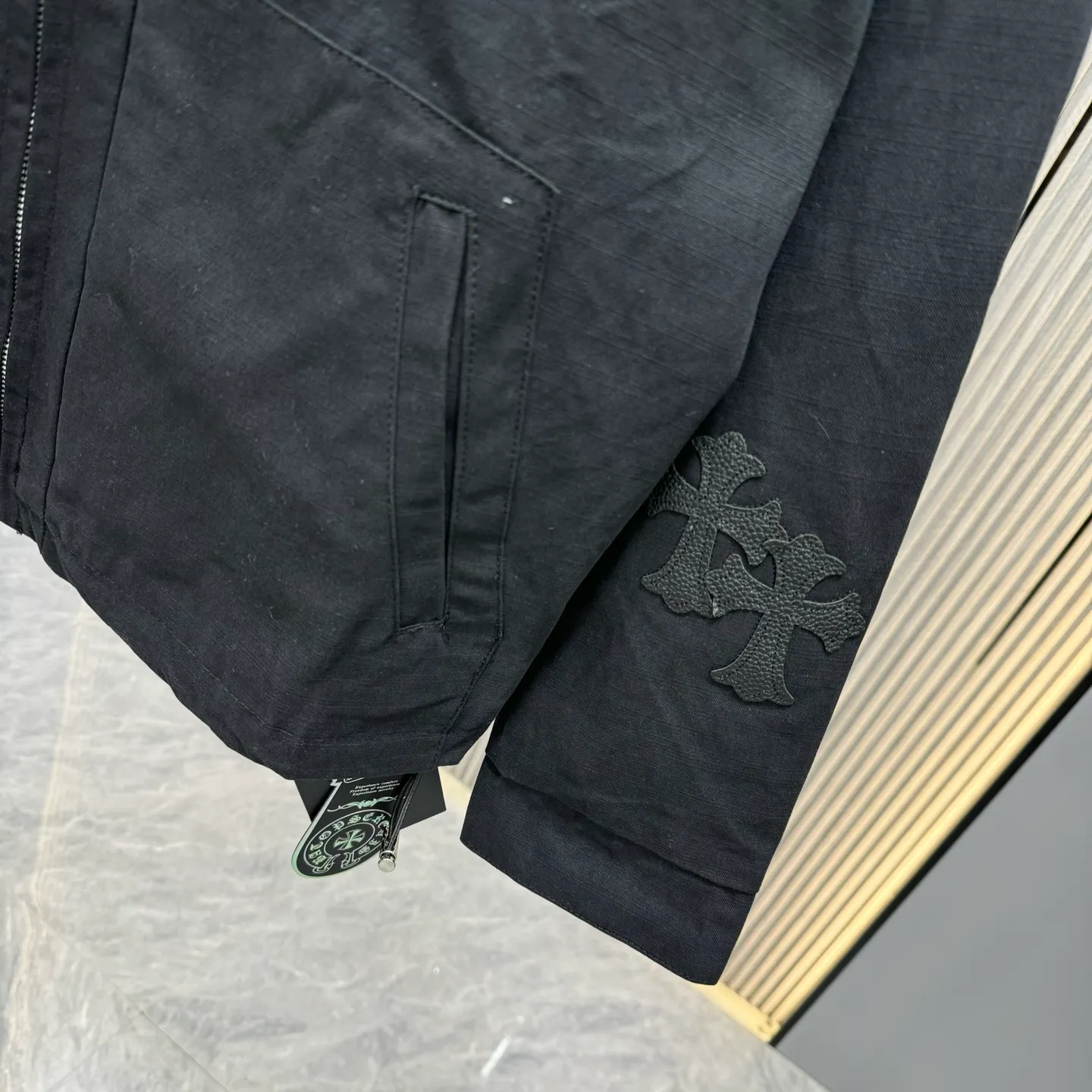 🅿️410 CH Croxin is first launched on the official website. It is rarely available through trade channels and overseas high-quality products are sold in limited quantities. An example of a classic jacket product, the trademark with dark patterns all over the body highlights the brand recognition. This jacket is both warm and lightweight. The latest model is launched in the same style at the counter. The ultra-authentic upper body instantly transforms into an oppa. The simple and fashionable three-dimensional tailoring has unique craftsmanship. The upper body effect is excellent and shows a confident temperament. In addition to daily leisure, it can also be worn for outdoor sports. It is also a good choice for travel. It is relaxed and casual and shows a masculine temperament. Color: Black Size: S/M/L/Xl/XXl